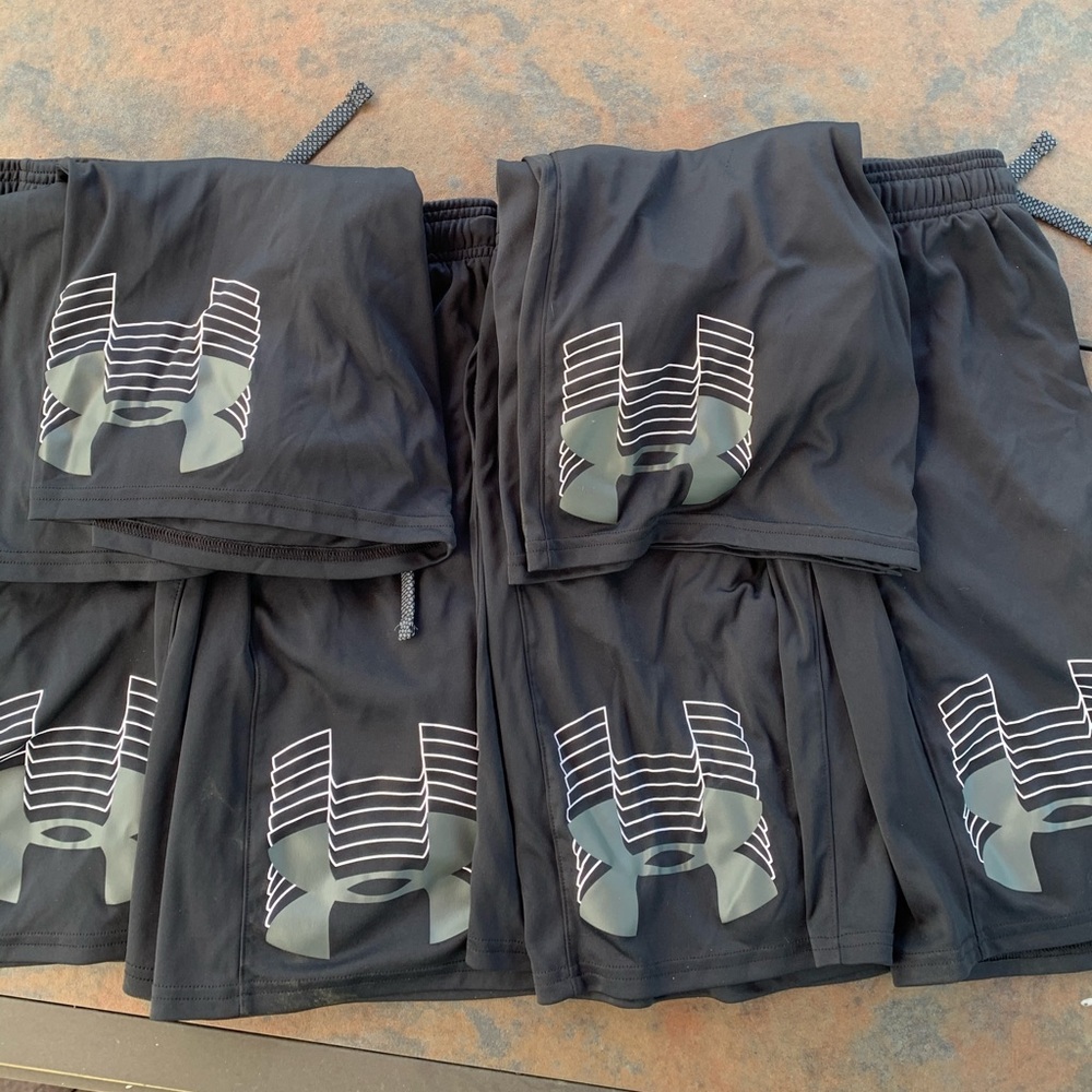 Lot of 6 Under Armour shorts. Black. Boys XL